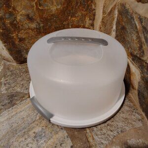 Sterilite Cake Server Storage Container and Carrier with Locking Lid